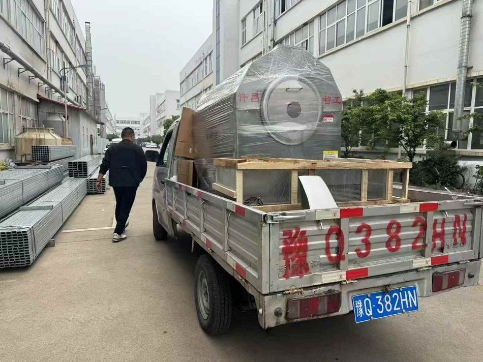 客戶訂購的100斤多功能電磁炒貨機(jī)裝車發(fā)貨